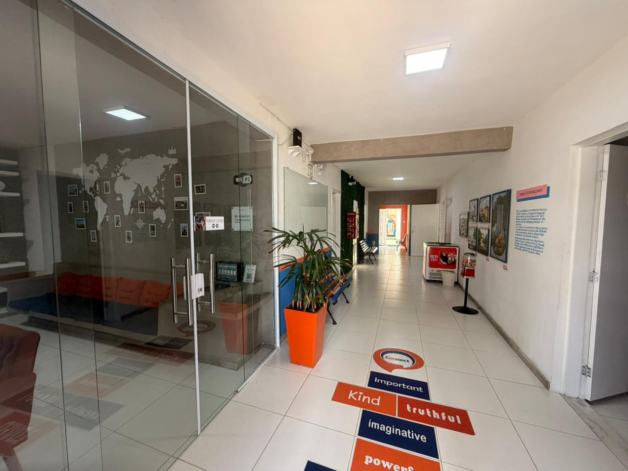 Corredor interno da escola