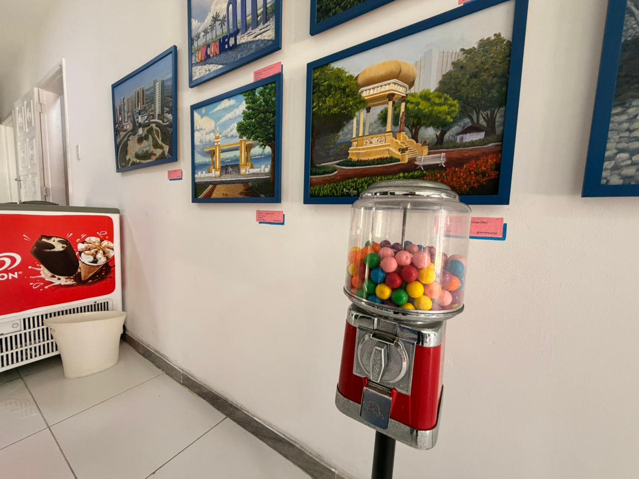 Galeria de arte com quadros